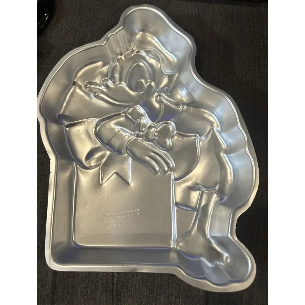 Wilton Disney Donald Duck with a present cake‎ pan / 502-7245
